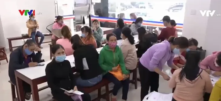 Cuộc sống lao đao sau thất nghiệp vì COVID-19 - Ảnh 1. Cuộc sống lao đao sau thất nghiệp vì COVID-19 - Ảnh 1.
