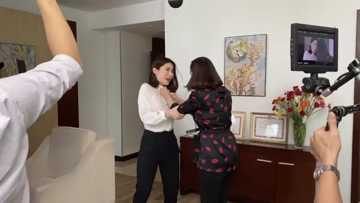 Hậu trường Tình yêu và tham vọng - Tập 42: Tuệ Lâm đánh Linh để xả hận? - Ảnh 2. Hậu trường Tình yêu và tham vọng - Tập 42: Tuệ Lâm đánh Linh để xả hận? - Ảnh 2.