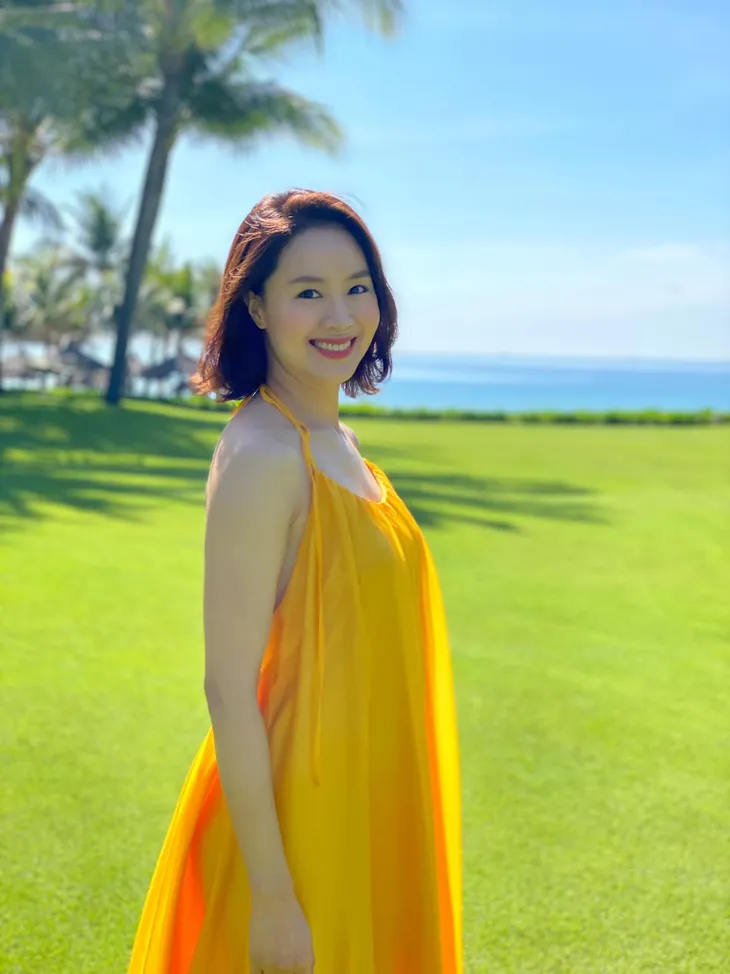 Học lỏm bí quyết diện váy dài thướt tha như Hồng Diễm - Ảnh 2. Học lỏm bí quyết diện váy dài thướt tha như Hồng Diễm - Ảnh 2.