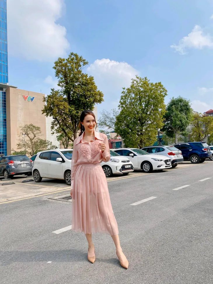 Học lỏm bí quyết diện váy dài thướt tha như Hồng Diễm - Ảnh 5. Học lỏm bí quyết diện váy dài thướt tha như Hồng Diễm - Ảnh 5.