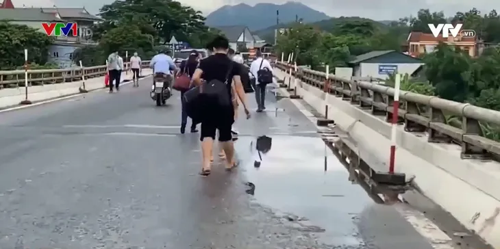 Cầu Đoan Hùng cấm xe 6 tháng vẫn chưa được sửa chữa - Ảnh 1. Cầu Đoan Hùng cấm xe 6 tháng vẫn chưa được sửa chữa - Ảnh 1.