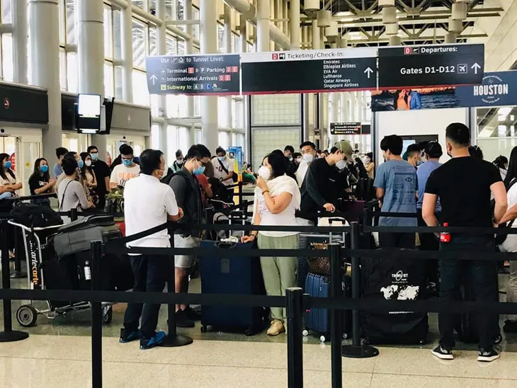 Tiếp tục đưa 350 công dân Việt Nam từ Mỹ về nước - Ảnh 2. Tiếp tục đưa 350 công dân Việt Nam từ Mỹ về nước - Ảnh 2.