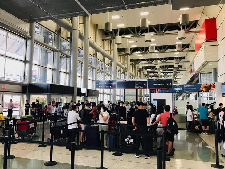 Tiếp tục đưa 350 công dân Việt Nam từ Mỹ về nước - Ảnh 1. Tiếp tục đưa 350 công dân Việt Nam từ Mỹ về nước - Ảnh 1.