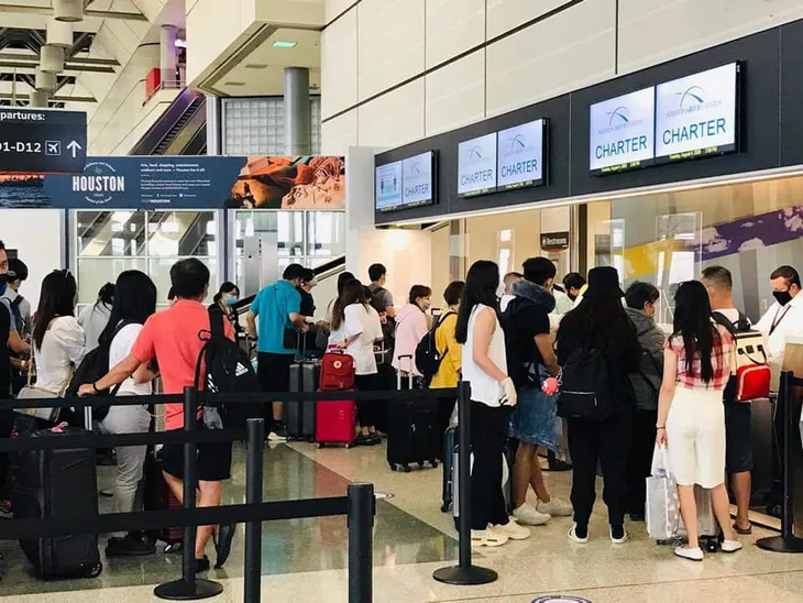 Tiếp tục đưa 350 công dân Việt Nam từ Mỹ về nước - Ảnh 3. Tiếp tục đưa 350 công dân Việt Nam từ Mỹ về nước - Ảnh 3.