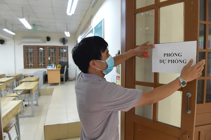 Hà Nội đồng loạt phun khử khuẩn 143 điểm thi tốt nghiệp THPT 2020 - Ảnh 3. Hà Nội đồng loạt phun khử khuẩn 143 điểm thi tốt nghiệp THPT 2020 - Ảnh 3.