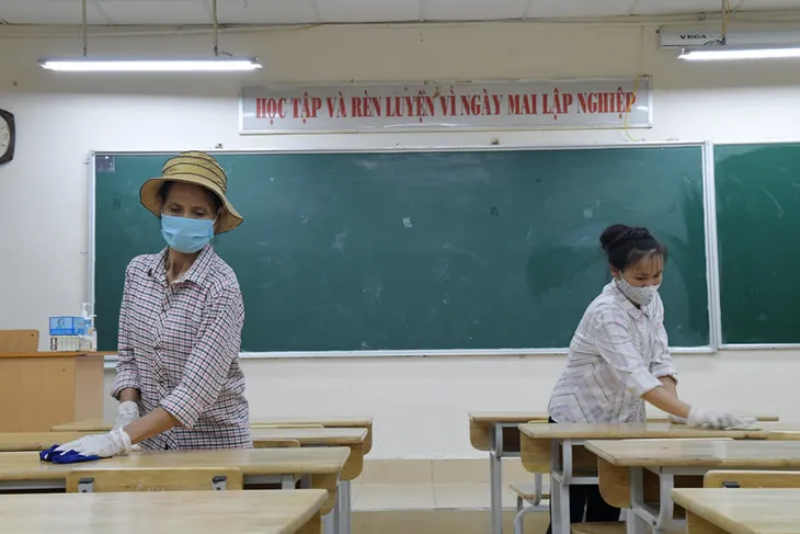 Hà Nội đồng loạt phun khử khuẩn 143 điểm thi tốt nghiệp THPT 2020 - Ảnh 1. Hà Nội đồng loạt phun khử khuẩn 143 điểm thi tốt nghiệp THPT 2020 - Ảnh 1.