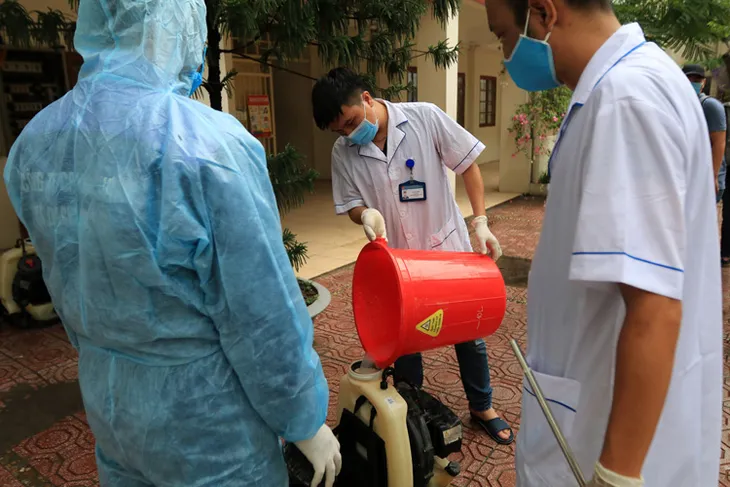 Hà Nội đồng loạt phun khử khuẩn 143 điểm thi tốt nghiệp THPT 2020 - Ảnh 2. Hà Nội đồng loạt phun khử khuẩn 143 điểm thi tốt nghiệp THPT 2020 - Ảnh 2.