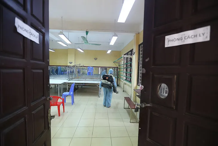 Hà Nội đồng loạt phun khử khuẩn 143 điểm thi tốt nghiệp THPT 2020 - Ảnh 4. Hà Nội đồng loạt phun khử khuẩn 143 điểm thi tốt nghiệp THPT 2020 - Ảnh 4.
