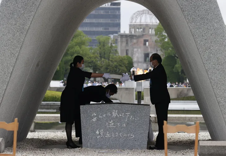 Nhật Bản tưởng niệm 75 năm vụ ném bom nguyên tử ở Hiroshima - Ảnh 2. Nhật Bản tưởng niệm 75 năm vụ ném bom nguyên tử ở Hiroshima - Ảnh 2.