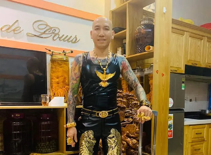 Vợ chồng giang hồ mạng Phú Lê bị bắt giữ - Ảnh 1. Vợ chồng giang hồ mạng Phú Lê bị bắt giữ - Ảnh 1.