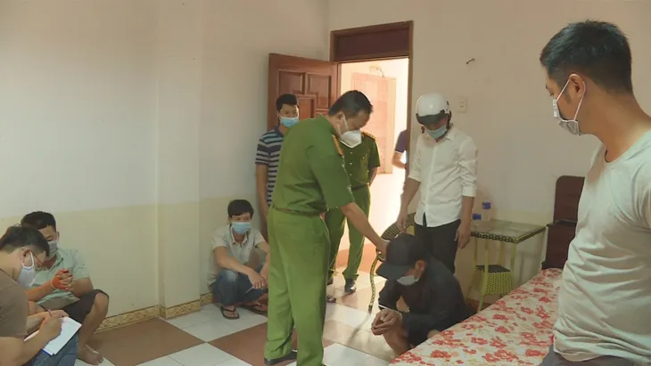 Công an đột kích nhà nghỉ, triệt phá sòng bạc lớn giữa mùa dịch - Ảnh 2. Công an đột kích nhà nghỉ, triệt phá sòng bạc lớn giữa mùa dịch - Ảnh 2.
