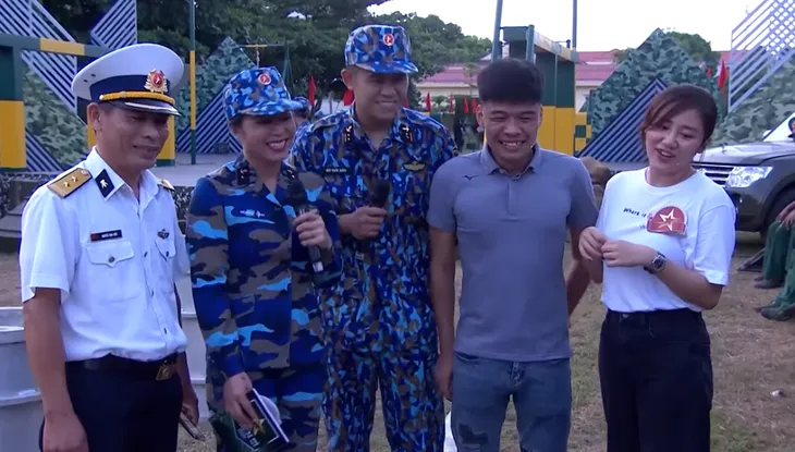 Văn Mai Hương bối rối khi được các chiến sĩ khen xinh - Ảnh 1. Văn Mai Hương bối rối khi được các chiến sĩ khen xinh - Ảnh 1.