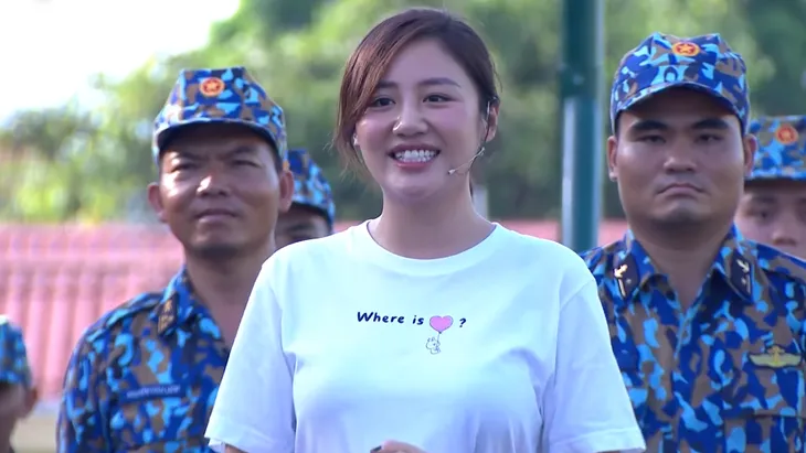Văn Mai Hương bối rối khi được các chiến sĩ khen xinh - Ảnh 3. Văn Mai Hương bối rối khi được các chiến sĩ khen xinh - Ảnh 3.