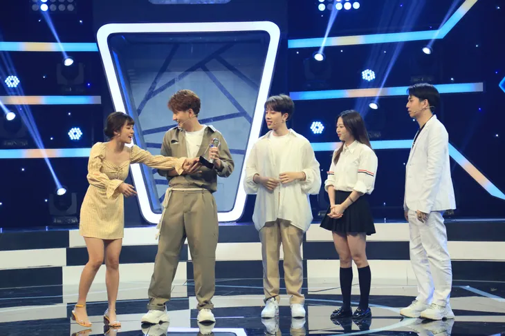 MC Ngô Kiến Huy “xua đuổi” Hoàng Yến Chibi khi bị nhắc nhở về cách dẫn dắt gameshow - Ảnh 2. MC Ngô Kiến Huy “xua đuổi” Hoàng Yến Chibi khi bị nhắc nhở về cách dẫn dắt gameshow - Ảnh 2.