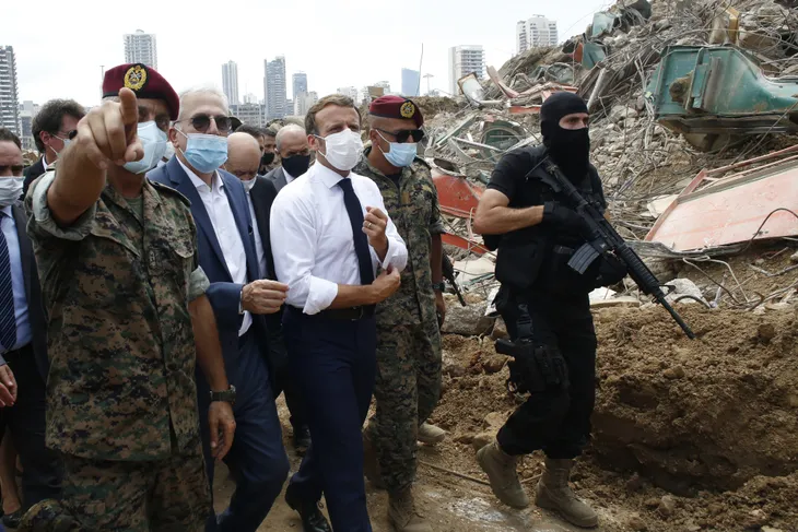 Tổng thống Pháp tới Beirut, cam kết hỗ trợ Lebanon khắc phục hậu quả vụ nổ - Ảnh 3. Tổng thống Pháp tới Beirut, cam kết hỗ trợ Lebanon khắc phục hậu quả vụ nổ - Ảnh 3.
