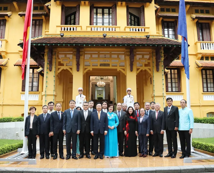 Thượng cờ kỷ niệm 53 năm thành lập ASEAN - Ảnh 1.