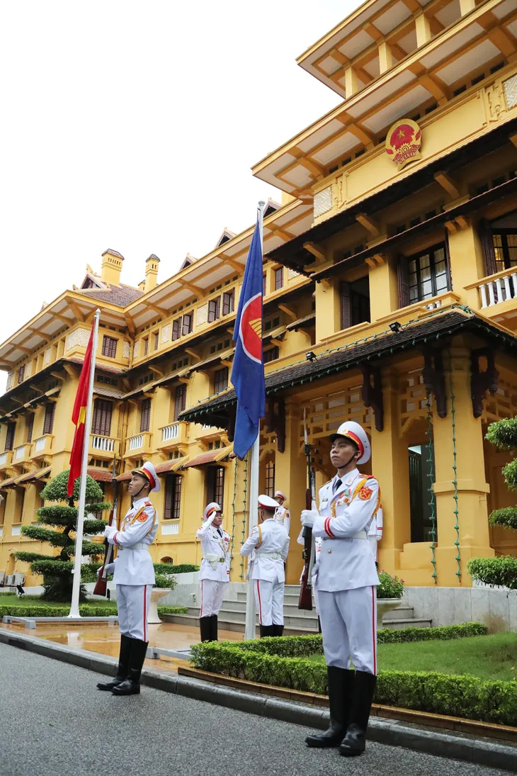 Thượng cờ kỷ niệm 53 năm thành lập ASEAN - Ảnh 6.