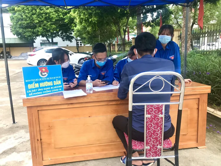 Cài ngay ứng dụng khẩu trang điện tử Bluezone, chung tay đẩy lùi COVID-19 - Ảnh 2. Cài ngay ứng dụng khẩu trang điện tử Bluezone, chung tay đẩy lùi COVID-19 - Ảnh 2.