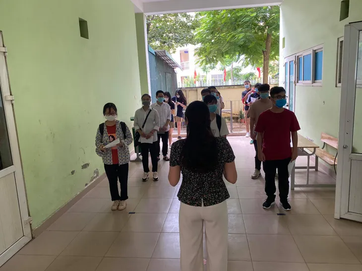 Thí sinh nghiêm túc chấp hành quy định giãn cách khi đến làm thủ tục thi tốt nghiệp THPT 2020 - Ảnh 12. Thí sinh nghiêm túc chấp hành quy định giãn cách khi đến làm thủ tục thi tốt nghiệp THPT 2020 - Ảnh 12.