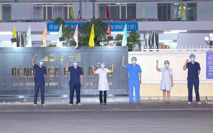 Y bác sĩ Bệnh viện C Đà Nẵng vui mừng khi dỡ bỏ lệnh phong tỏa, mở cửa đón bệnh nhân - Ảnh 3. Y bác sĩ Bệnh viện C Đà Nẵng vui mừng khi dỡ bỏ lệnh phong tỏa, mở cửa đón bệnh nhân - Ảnh 3.