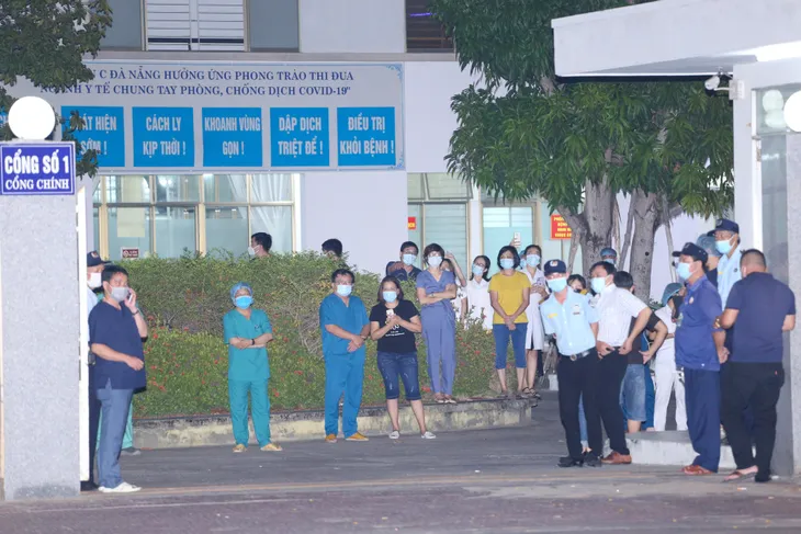 Y bác sĩ Bệnh viện C Đà Nẵng vui mừng khi dỡ bỏ lệnh phong tỏa, mở cửa đón bệnh nhân - Ảnh 1. Y bác sĩ Bệnh viện C Đà Nẵng vui mừng khi dỡ bỏ lệnh phong tỏa, mở cửa đón bệnh nhân - Ảnh 1.