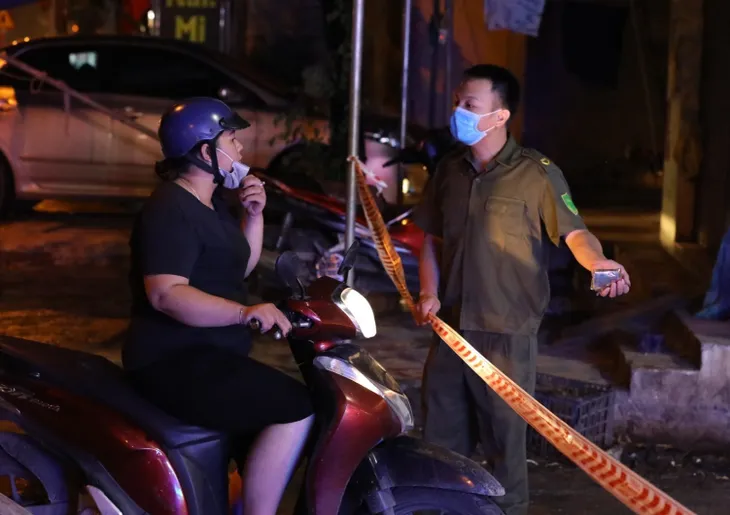 Hà Nội phong tỏa tòa nhà có bệnh nhân mắc COVID-19 số 785 - Ảnh 9. Hà Nội phong tỏa tòa nhà có bệnh nhân mắc COVID-19 số 785 - Ảnh 9.