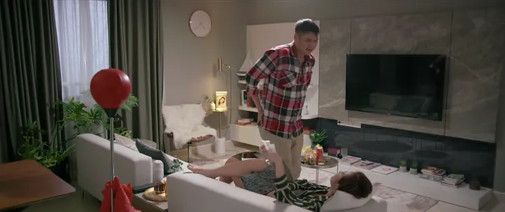 Tình yêu và tham vọng - Tập 43: Được Đông đè lên người, Phương cười mỉm thích thú - Ảnh 1. Tình yêu và tham vọng - Tập 43: Được Đông đè lên người, Phương cười mỉm thích thú - Ảnh 1.