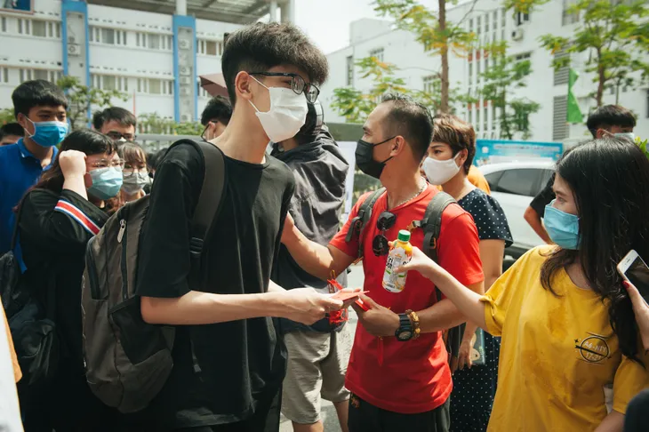 Kỳ thi THPT quốc gia 2020: Thí sinh vui mừng vì đề Văn dễ thở - Ảnh 7. Kỳ thi THPT quốc gia 2020: Thí sinh vui mừng vì đề Văn dễ thở - Ảnh 7.