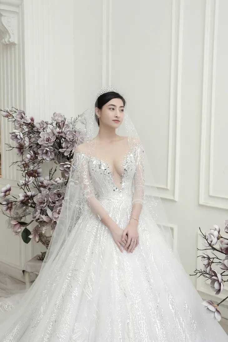 Dàn người đẹp diện váy cưới trong đêm nhạc Đà Nẵng - Quảng Nam triệu con tim hướng về - Ảnh 4.