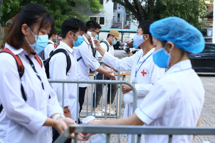 Hơn 11.000 thí sinh thi tốt nghiệp THPT đợt hai tại 13 hội đồng thi - Ảnh 1.