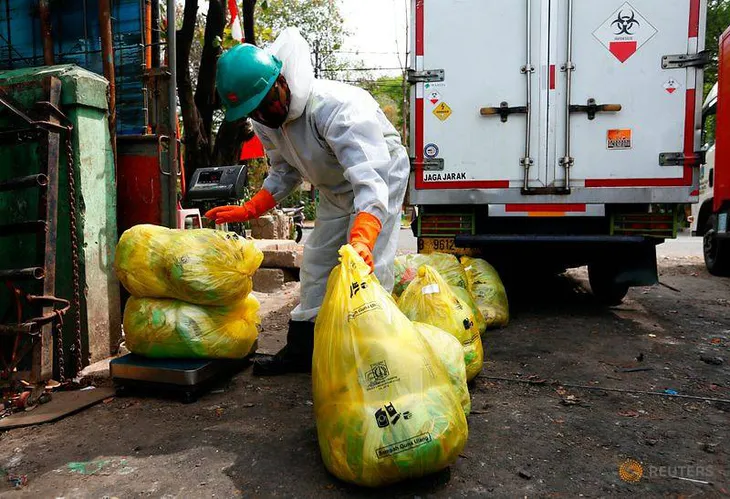 Núi rác thải y tế tấn công nguồn nước ở Indonesia - Ảnh 2. Núi rác thải y tế tấn công nguồn nước ở Indonesia - Ảnh 2.