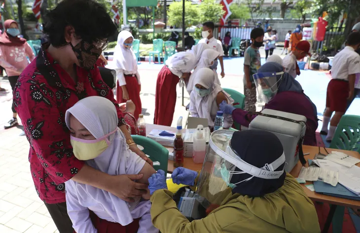 Indonesia sẽ tiêm vaccine COVID-19 đại trà vào tháng 1/2021 - Ảnh 1. Indonesia sẽ tiêm vaccine COVID-19 đại trà vào tháng 1/2021 - Ảnh 1.