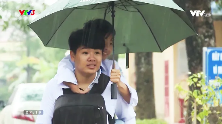 Đôi bạn 10 năm cõng nhau tới trường ước mơ đỗ đại học Y, Bách khoa và ở trọ chung - Ảnh 1. Đôi bạn 10 năm cõng nhau tới trường ước mơ đỗ đại học Y, Bách khoa và ở trọ chung - Ảnh 1.