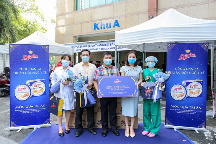Trao tặng 50.000 khẩu trang y tế và hàng trăm phần quà Trung thu cho đội ngũ y bác sĩ - Ảnh 1. Trao tặng 50.000 khẩu trang y tế và hàng trăm phần quà Trung thu cho đội ngũ y bác sĩ - Ảnh 1.