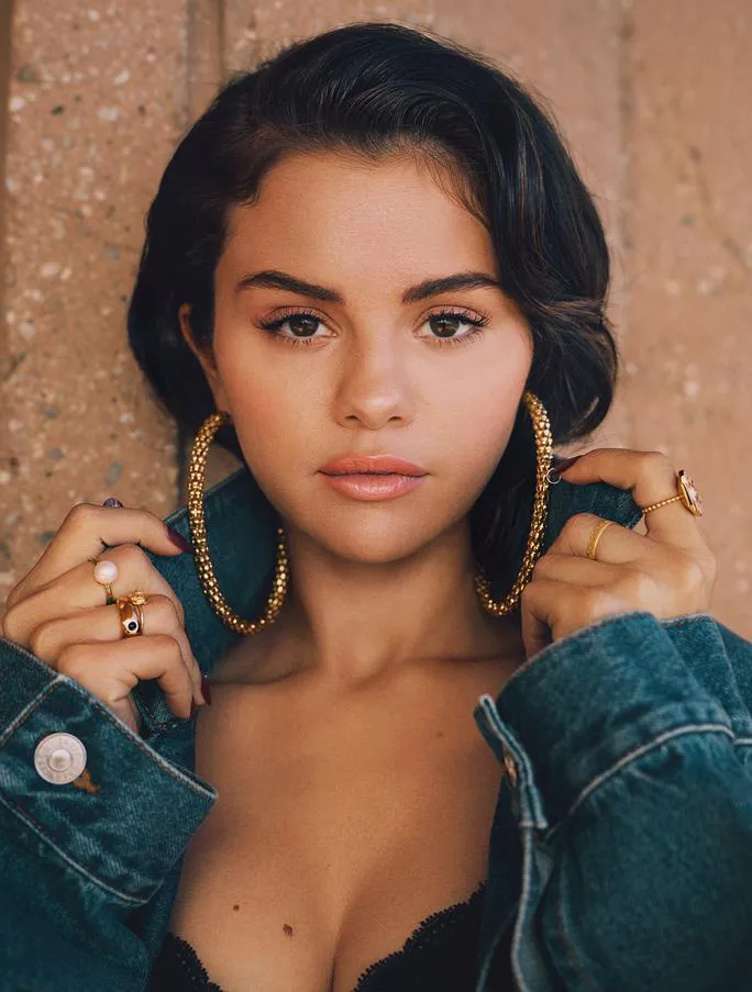 Selena Gomez đẹp mặn mà ở tuổi 28 - Ảnh 3. Selena Gomez đẹp mặn mà ở tuổi 28 - Ảnh 3.