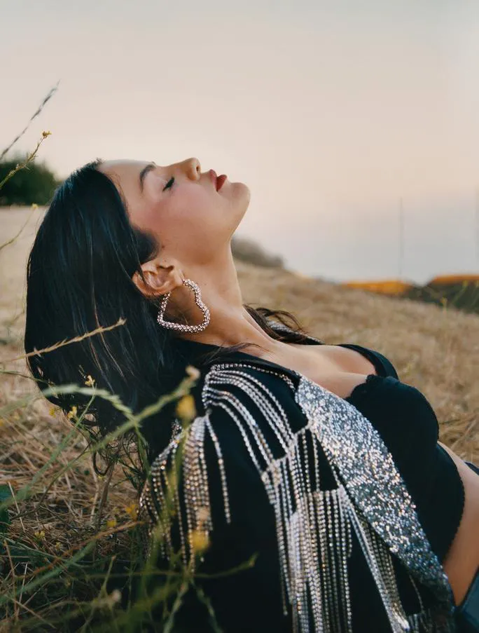 Selena Gomez đẹp mặn mà ở tuổi 28 - Ảnh 5. Selena Gomez đẹp mặn mà ở tuổi 28 - Ảnh 5.