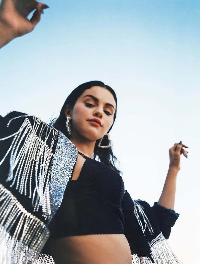 Selena Gomez đẹp mặn mà ở tuổi 28 - Ảnh 4. Selena Gomez đẹp mặn mà ở tuổi 28 - Ảnh 4.
