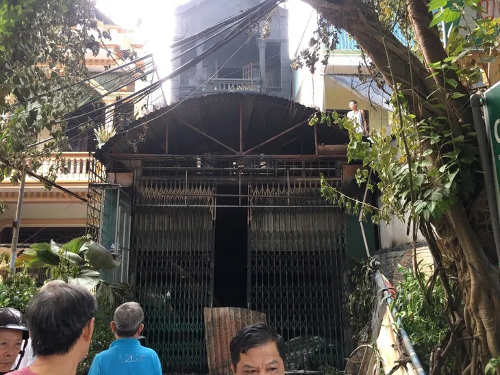 Hỏa hoạn thiêu rụi căn nhà 3 tầng bán vàng mã, thiệt hại hàng tỷ đồng - Ảnh 1. Hỏa hoạn thiêu rụi căn nhà 3 tầng bán vàng mã, thiệt hại hàng tỷ đồng - Ảnh 1.