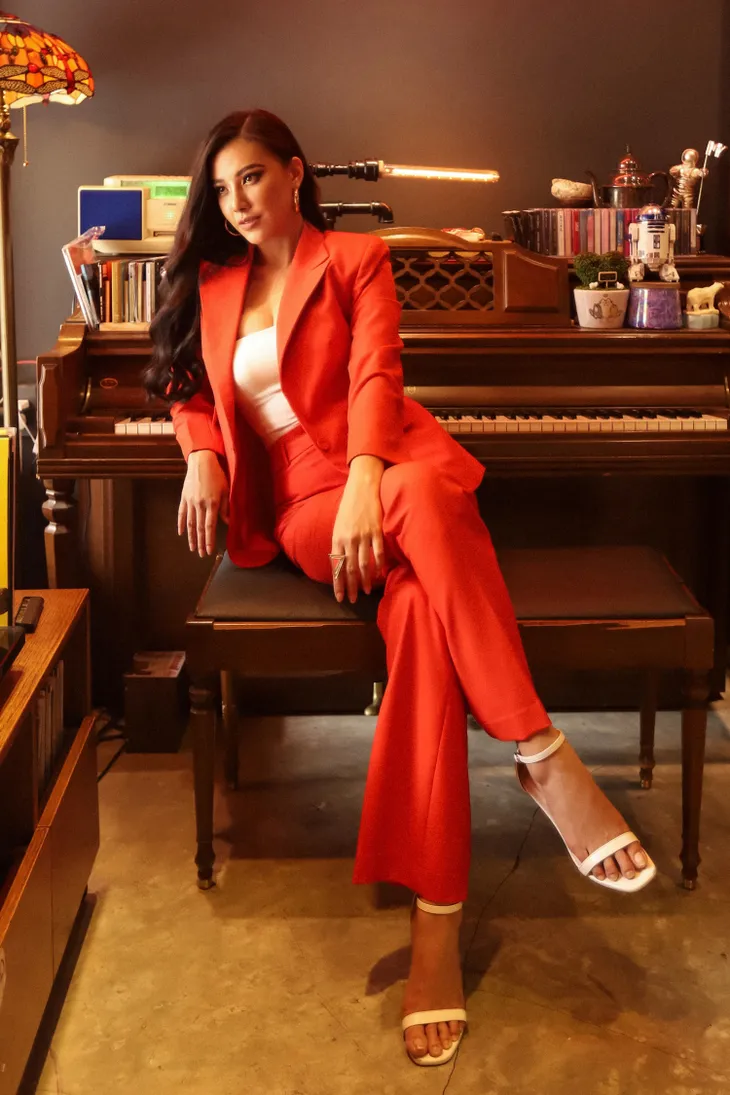 Diện vest sắc màu “hot trend” như Á hậu Kim Duyên - Ảnh 2. Diện vest sắc màu “hot trend” như Á hậu Kim Duyên - Ảnh 2.