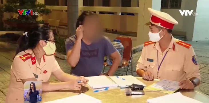 Nhiều ma men phản ứng, tìm trợ giúp của người thân khi bị kiểm tra nồng độ cồn - Ảnh 1. Nhiều ma men phản ứng, tìm trợ giúp của người thân khi bị kiểm tra nồng độ cồn - Ảnh 1.