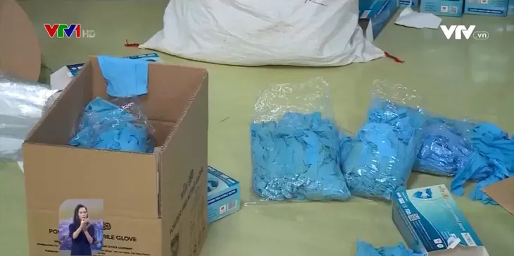 Thu giữ hơn 51 tấn găng tay cao su có dấu hiệu làm giả, đã qua sử dụng - Ảnh 1. Thu giữ hơn 51 tấn găng tay cao su có dấu hiệu làm giả, đã qua sử dụng - Ảnh 1.