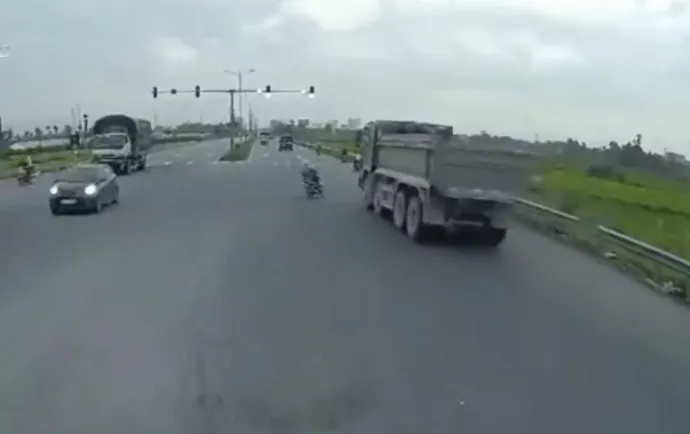Vượt đèn đỏ, nam thanh niên đi xe máy lao thẳng vào xe tải - Ảnh 1. Vượt đèn đỏ, nam thanh niên đi xe máy lao thẳng vào xe tải - Ảnh 1.