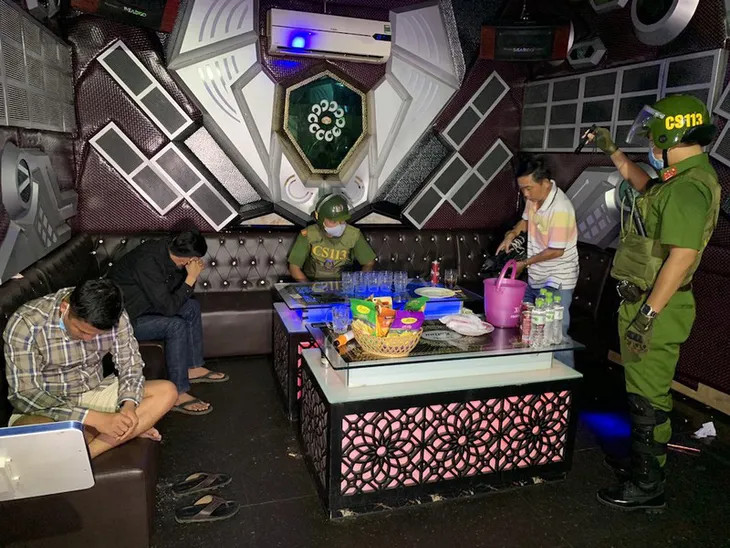 Kiểm tra quán karaoke, phát hiện 7 thanh niên dương tính với chất ma túy - Ảnh 1. Kiểm tra quán karaoke, phát hiện 7 thanh niên dương tính với chất ma túy - Ảnh 1.
