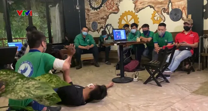 Đội cứu hộ thầm lặng giữa lòng Thủ đô - Ảnh 1. Đội cứu hộ thầm lặng giữa lòng Thủ đô - Ảnh 1.