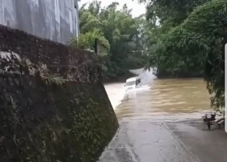 Liều lĩnh vượt ngầm tràn khi có lũ, xe khách bị cuốn trôi - Ảnh 1. Liều lĩnh vượt ngầm tràn khi có lũ, xe khách bị cuốn trôi - Ảnh 1.