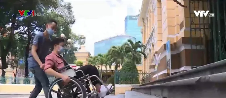 Trải nghiệm 90 phút làm người khuyết tật - Ảnh 1. Trải nghiệm 90 phút làm người khuyết tật - Ảnh 1.