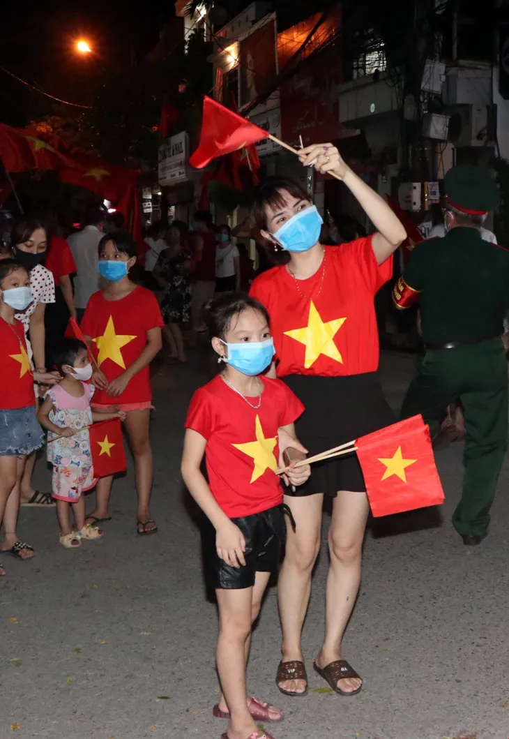 Người dân TP Hải Dương ra đường ăn mừng sau khi kết thúc cách ly y tế - Ảnh 5. Người dân TP Hải Dương ra đường ăn mừng sau khi kết thúc cách ly y tế - Ảnh 5.