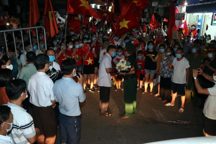 Người dân TP Hải Dương ra đường ăn mừng sau khi kết thúc cách ly y tế - Ảnh 1. Người dân TP Hải Dương ra đường ăn mừng sau khi kết thúc cách ly y tế - Ảnh 1.