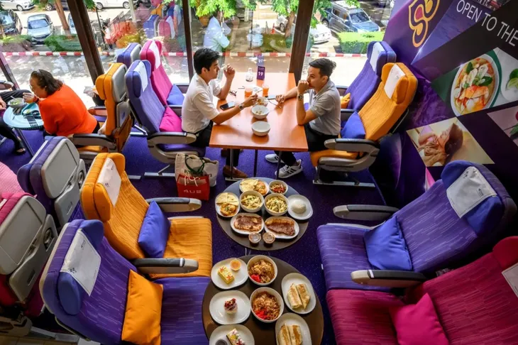 Nhớ bầu trời, Thái Lan mở quán cafe máy bay cho những khách thèm đi du lịch - Ảnh 2. Nhớ bầu trời, Thái Lan mở quán cafe máy bay cho những khách thèm đi du lịch - Ảnh 2.