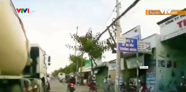 Clip: Xe bồn gây tai nạn do không làm chủ được tốc độ - Ảnh 1. Clip: Xe bồn gây tai nạn do không làm chủ được tốc độ - Ảnh 1.